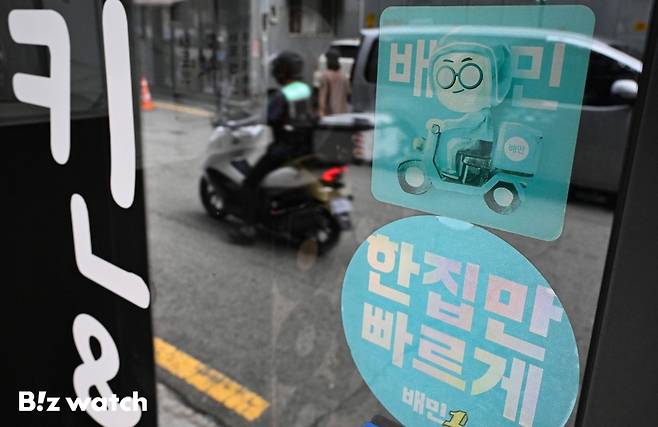 공정거래위원회가 배달 플랫폼 업체들의 불공정거래 행위에 대한 현장 조사를 실시했다. 사진은 19일 서울도심의 배달앱 사용 알림 부착물./사진=이명근 기자 qwe123@