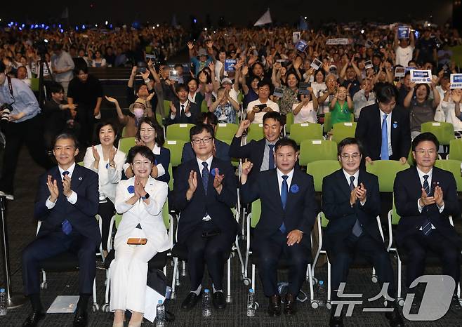 20일 오후 경기 수원시 영통구 수원컨벤션센터에서 '조국혁신당 제1차 전국당원대회'가 시작하고 있다. 황명필 신임 최고위원이 다른 후보들과 함께 앉아있다. (왼쪽에서 세번째)2024.7.20/뉴스1 ⓒ News1 김영운 기자