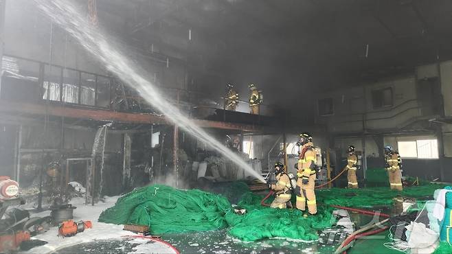 20일 오후 1시쯤 부산 사하구 장림동 한 골프장 그물망 제조 공장에서 불이 나 소방이 진화 작업을 벌이고 있다.(부산소방재난본부 제공)