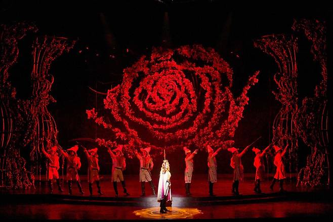 뮤지컬 '베르사유의 장미' 공연 장면. /EMK뮤지컬컴퍼니
