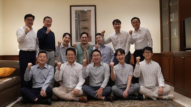 이재용 삼성전자 회장이 13일 인도 뭄바이에서 현지 임직원들과 간담회를 가진후 기념촬영을 하고 있다. ⓒ삼성전자