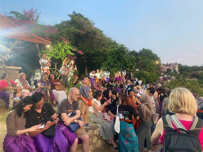 울루와뚜 사원을 찾은 관광객들.