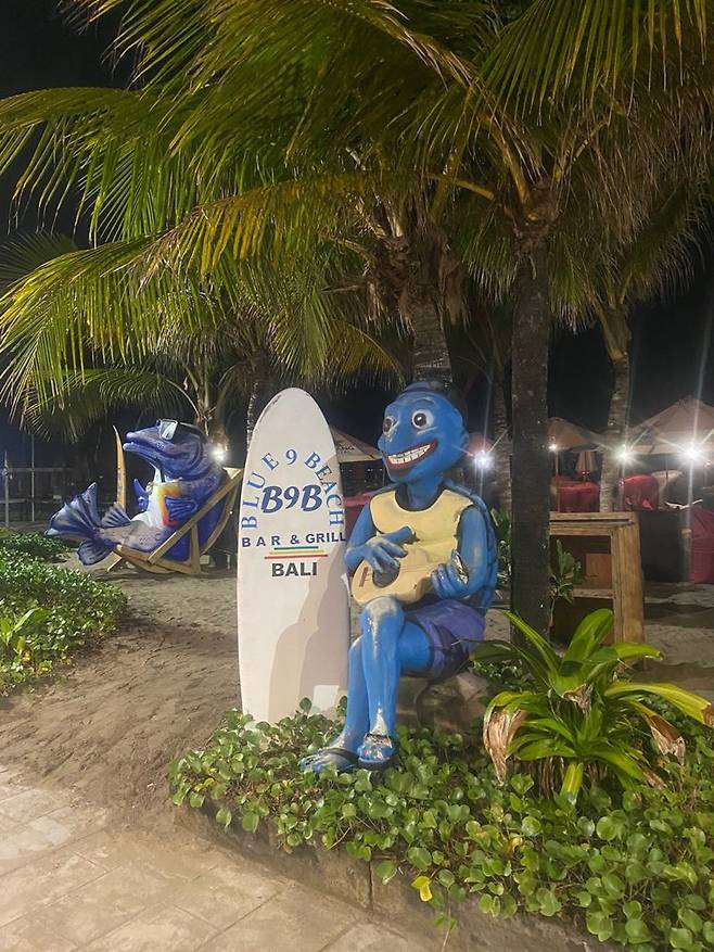 스미냑 비치 B9B 펍.