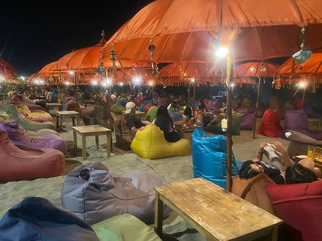 스미냑 비치 펍.