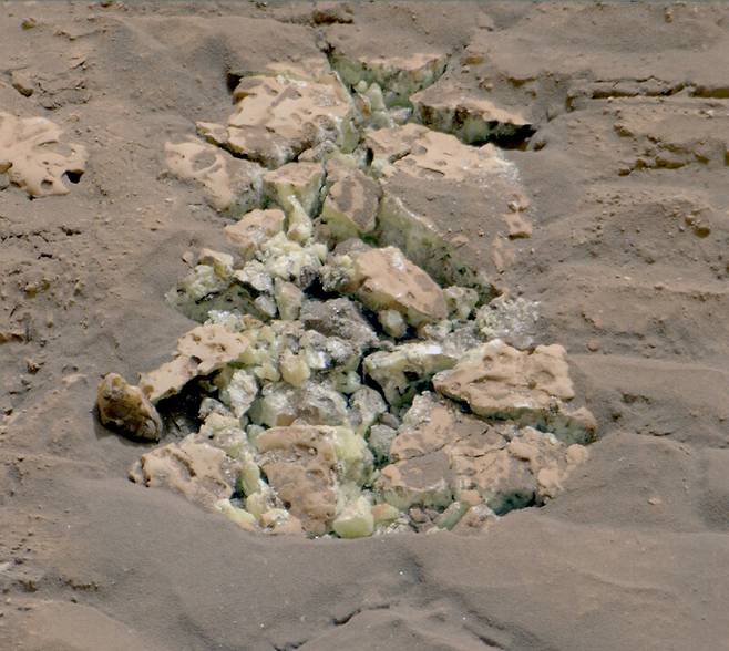 2024년 5월30일 미 항공우주국(나사)의 큐리오시티가 이동 중에 우연하게 바위를 깨뜨리면서 드러난 노란색 순수 유황 결정. 나사 제공