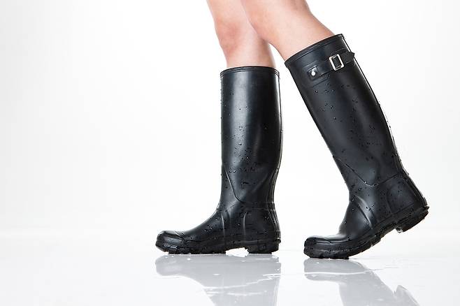 레인부츠를 잘못 신거나 관리를 잘 하지 않으면 발에 질환이 생길 수 있다./사진=클립아트코리아