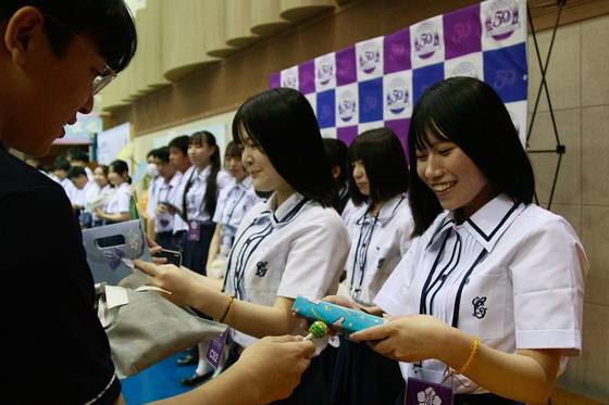 1979년 4월 23일(위 사진)과 지난 11일(사진) 지벤학원과 한양공고 학생들이 선물을 교환하고 있다. [사진 한양공고]