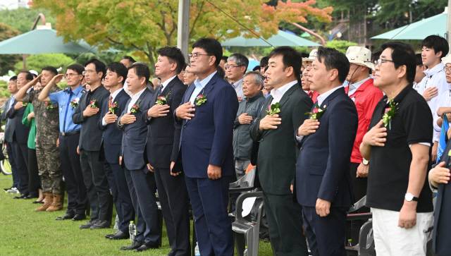 ▲ ‘2024 삼척 동해왕 이사부 축제’ 개막식이 장미공원  특설무대에서 박상수 삼척시장과 경민현 강원도민일보 사장 등 주최측 인사를 비롯해 이철규 국회의원과 권정복 삼척시의장, 심영곤 도의원, 용호성 문화체육관광부 제1차관, 김민재 행정안전부 차관보, 김성종 동해지방해양경찰청장, 이재영 동해지방해양수산청장, 신순금 삼척교육장, 임상진 제23경비여단장, 이재한 강원예총 회장, 최선도 삼척문화원장, 김종성 한국가스공사 삼척기지본부장 등이 참석한 가운데 열렸다.
