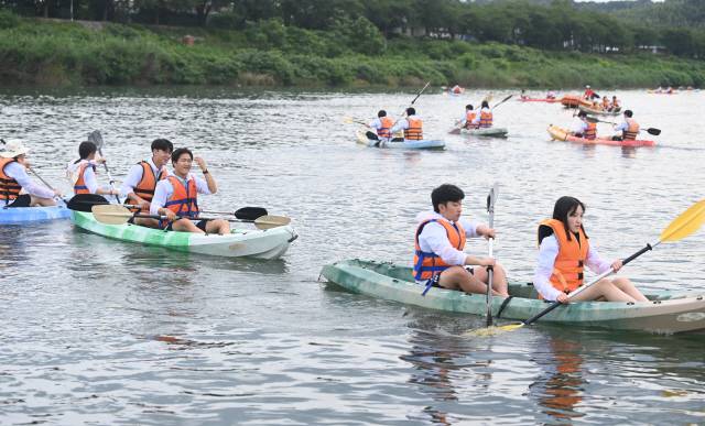 ▲ ‘2024 삼척 동해왕 이사부 축제’ 체험행사로 오십천에 카약과 패들보드 등 수상레저스포츠 체험장이 마련돼 장미 속 무더위가 기승을 부린 주말 삼척을 시원하게 잠재우고 있다.