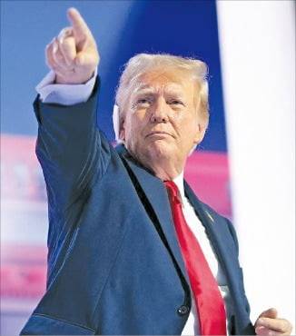 도널드 트럼프 전 대통령이 18일(현지시간) 미국 위스콘신주 밀워키에서 열린 공화당 전당대회에서 후보 수락 연설을 하고 있다. /AFP연합뉴스