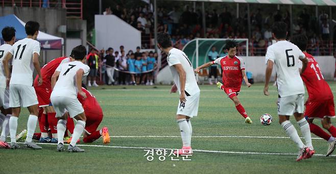 충북 제천시 봉양건강축구캠프장에서 20일 열린 제57회 대통령금배 전국고등학교축구대회 서울 영등포공고와 인천 부평고의 경기에서 부평고 도민준이 드리블을 하고 있다. 2024.07.20 권도현 기자