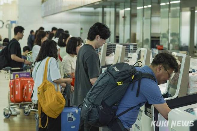 여름 휴가철을 맞아 인천국제공항 1터미널 출국장이 해외 여행객들로 북적이고 있다. 쿠키뉴스 자료사진