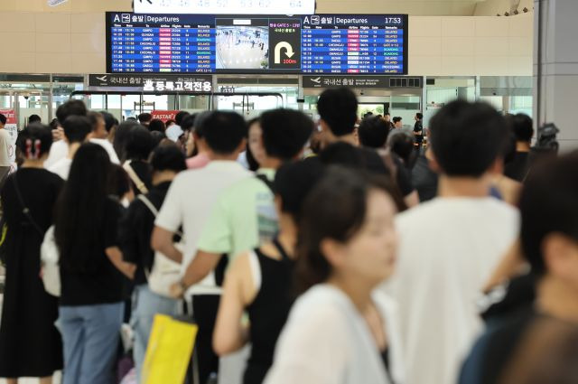 'MS 클라우드 오류'가 발생해 몇몇 항공사들의 발권·예약 시스템이 마비된 19일 오후 제주국제공항 출발층 이스타항공 발권카운터가 발권을 기다리는 승객들로 크게 붐비고 있다. 연합뉴스