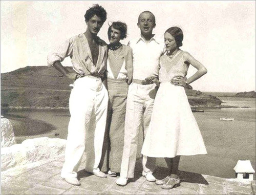 달리와 갈라 & 엘뤼아르와 누쉬, 1931년, 카다께스, 스페인, 이혼 후에도 전 부인과 함께하는 엘뤼아르.