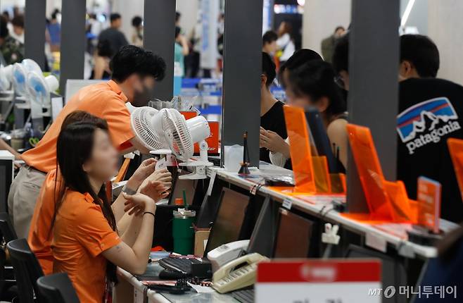 [제주=뉴시스] 우장호 기자 = 'MS 클라우드 오류'로 인해 일부 저비용 항공사(LCC)를 중심으로 발권·예약 시스템이 마비된 19일 오후 제주국제공항 3층 출발장 제주항공 발권카운터에 직원들이 손으로 쓴 티켓을 발행하고 있다. 2024.07.19. woo1223@newsis.com /사진=우장호