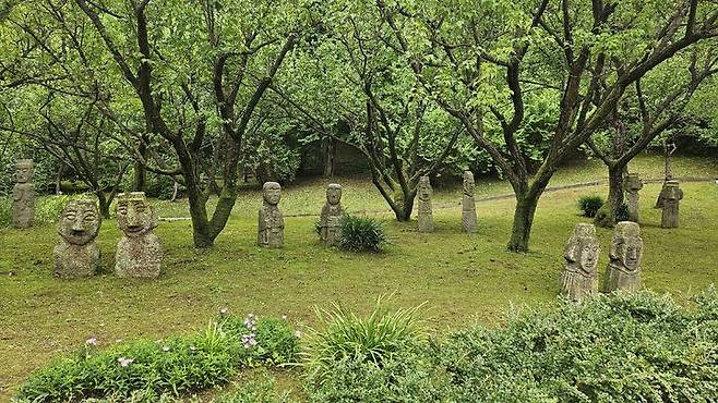 희원 곳곳을 지키고 있는 벅수. 제각각의 모양이나 모두 쌍으로 이루어져 있다. 소탈하면서도 고졸한 맛이 일품이다. *재판매 및 DB 금지