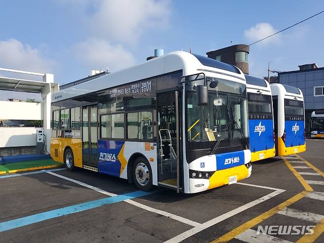 [광명=뉴시스] 서울 구일역까지 운행하는 '광명01번' 마을버스. (사진=광명시 제공) 2024.07.20. photo@newsis.com