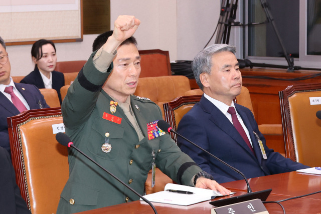 ▲19일 국회 법제사법위원회에서 열린 '윤석열 대통령 탄핵소추안 발의 요청' 국민동의 청원 청문회. 임성근 전 해병대 1사단장이 손을 들고 발언 요청하고 있다. ⓒ연합뉴스