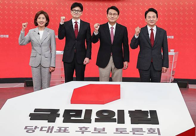 나경원(왼쪽부터), 한동훈, 윤상현, 원희룡 국민의힘 대표 후보가 19일 서울 양천구 SBS 스튜디오에서 국민의힘 제6차 전당대회 당대표 후보 방송토론회에 앞서 기념촬영을 하고 있다. 뉴스1