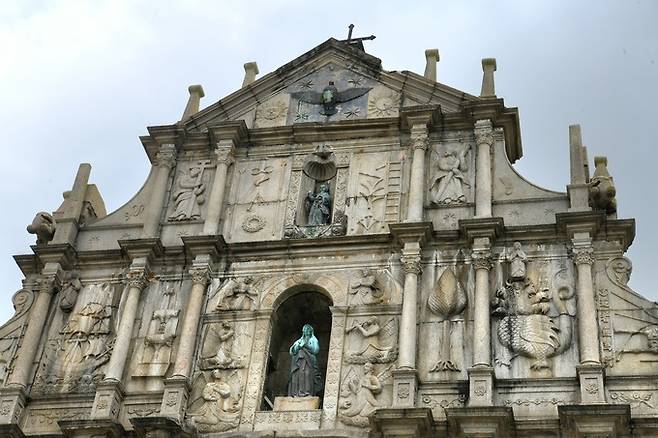 성 바울 성당 상단 조각.