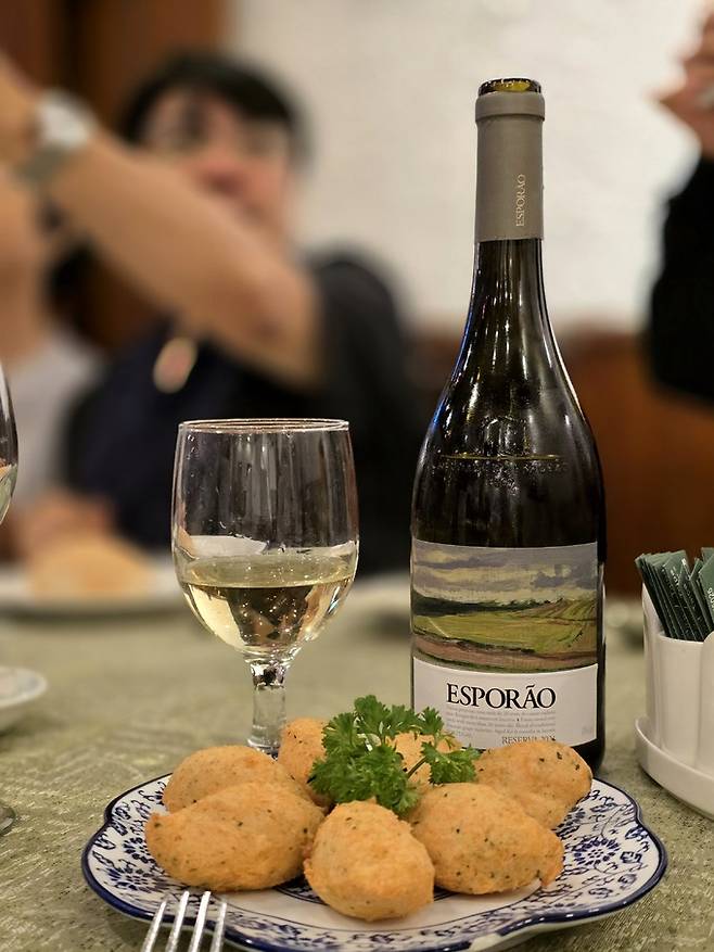 리토랄 바칼라우 크로켓과 포르투갈 화이트 와인.