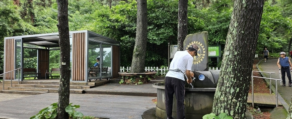 사라봉 정상에서 내려오면 별도봉으로 이어지는 공원 초입에 있는 약수터. 제주 강동삼 기자