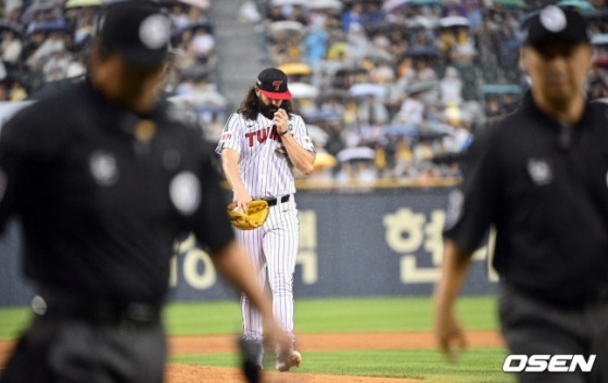 LG 트윈스 케이시 켈리가 20일 잠실 두산전에서 3회 우천으로 중단되자 투구 도중 마운드를 내려오고 있다.