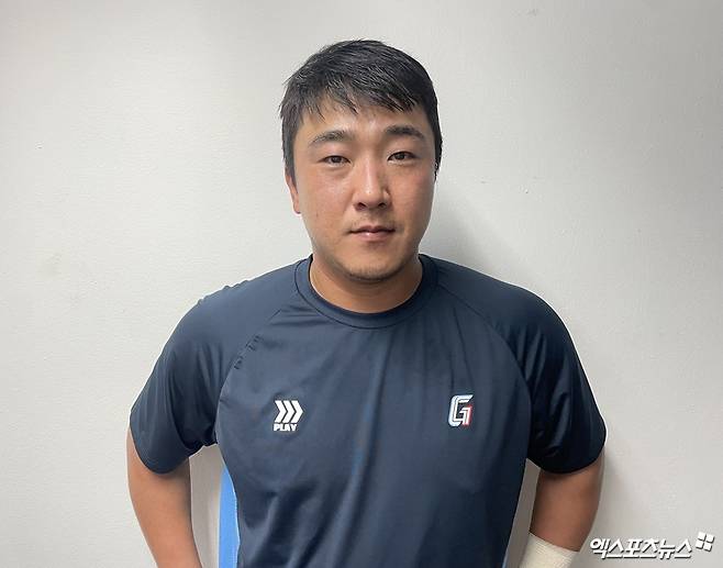 롯데 자이언츠 내야수 정훈이 19일 대구 삼성라이온즈파크에서 열린 삼성 라이온즈와의 원정경기에서 활약한 뒤 인터뷰를 마치고 기념촬영하고 있다. 대구, 최원영 기자