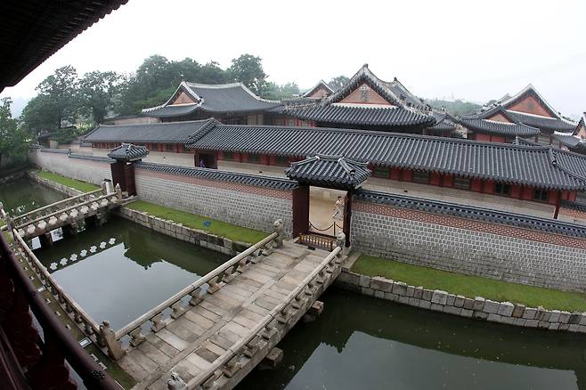 경회루 누마루에서 본 석교와 경복궁. 2010년 [연합뉴스 자료사진]