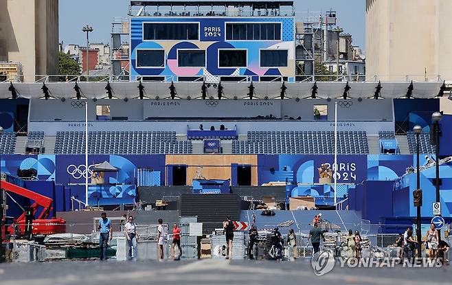 파리는 막바지 준비 작업 진행 중 (파리=연합뉴스) 김도훈 기자 = 2024 파리올림픽을 7일 앞둔 19일(현지시간) 오후 프랑스 파리 트로카데로 광장에 개회식 행사장 설치 작업이 진행되고 있다.
    사상 최초로 수상퍼레이드로 진행되는 개회식의 마지막 여정은 트로카데로 광장에서 끝이 난다. 2024.7.19 superdoo82@yna.co.kr