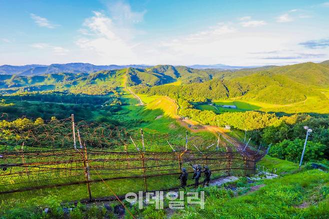 중부전선 장병들이 GOP 철책을 점검하고 있다. (사진=육군)