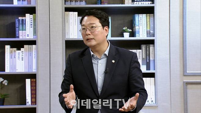 천하람 개혁신당 원내대표가 17일 서울 중구 KG타워 하모니홀에서 진행한 이데일리TV '신율의 이슈메이커'에 출연해 인터뷰 하고 있다. (사진=이데일리TV)
