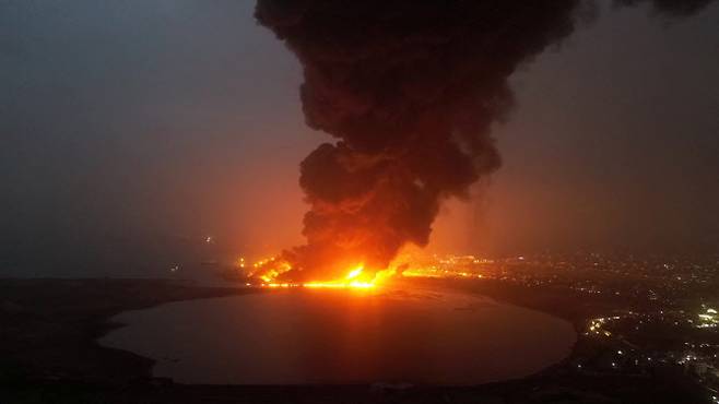 Smoke rises from the site of Israeli air strikes in the port city of Hodeidah, Yemen in this handout photo released July 20, 2024. Houthi Military Media/Handout via REUTERS    THIS IMAGE HAS BEEN SUPPLIED BY A THIRD PARTY     TPX IMAGES OF THE DAY