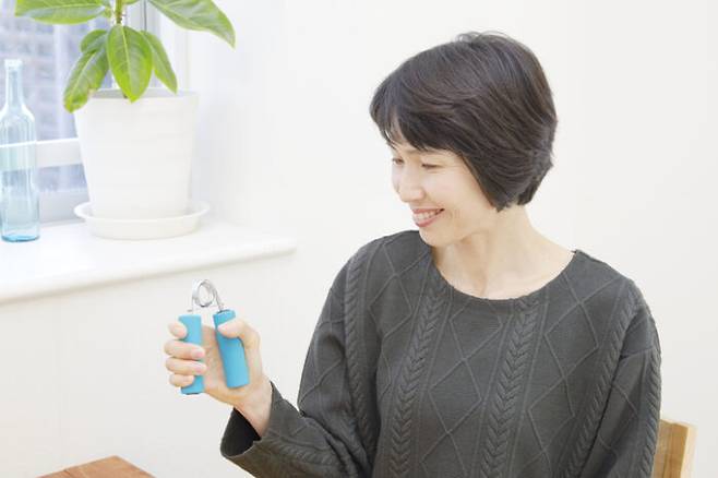 중년의 운동은 안전이 중요하다. 악력이 강해지면 각종 질병과 조기 사망 위험이 낮아진다. [사진=게티이미지뱅크]