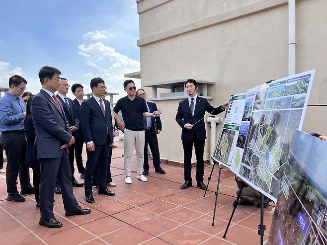 베트남 박닌성 동남신도시 사업 예정지 인근 골든파크 아파트 옥상에서 한국토지주택공사(LH) 관계자가 박닌성 동남신도시에 대해 설명하고 있다. /베트남 공동 취재단 제공