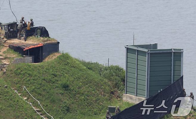 10일 경기 파주시 접경지역 남한군 초소에서 장병들이 기관포를 점검하고 있다. /뉴스1 ⓒ News1 신웅수 기자