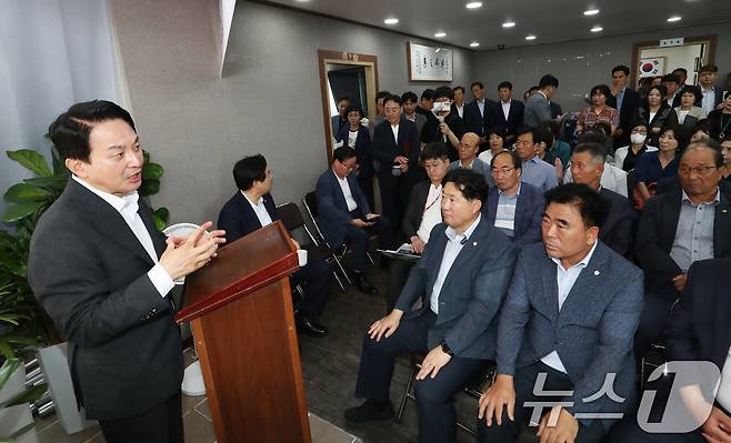 원희룡 국민의힘 당대표 후보가 21일 오후 경남 밀양시 삼문동 박상웅 의원 사무실에 마련된 밀양시·의령군·함안군·창녕군 당원협의회를 찾아 연설하고 있다. 2024.7.21/뉴스1 ⓒ News1 윤일지 기자