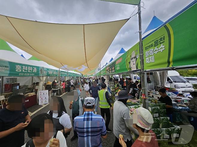 지난 20일 강원 홍천종합운동장에서 열린 찰옥수수축제장에 옥수수를 맛보고 사는 시민들로 북적거렸다.2024.7.20 한귀섭 기자