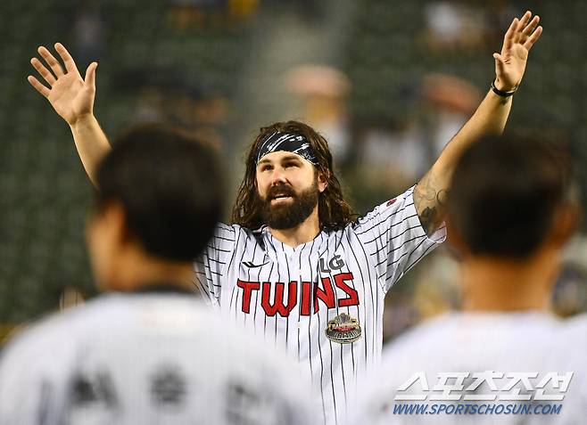 20일 서울 잠실구장에서 열린 두산-LG전. 3회말 우천으로 경기가 취소됐다. LG에서의 마지막 등판이 경기가 취소된 후 켈리의 고별식이 열렸다. 팬들에게 인사하는 켈리. 잠실=정재근 기자 cjg@sportschosun.com/2024.7.20/