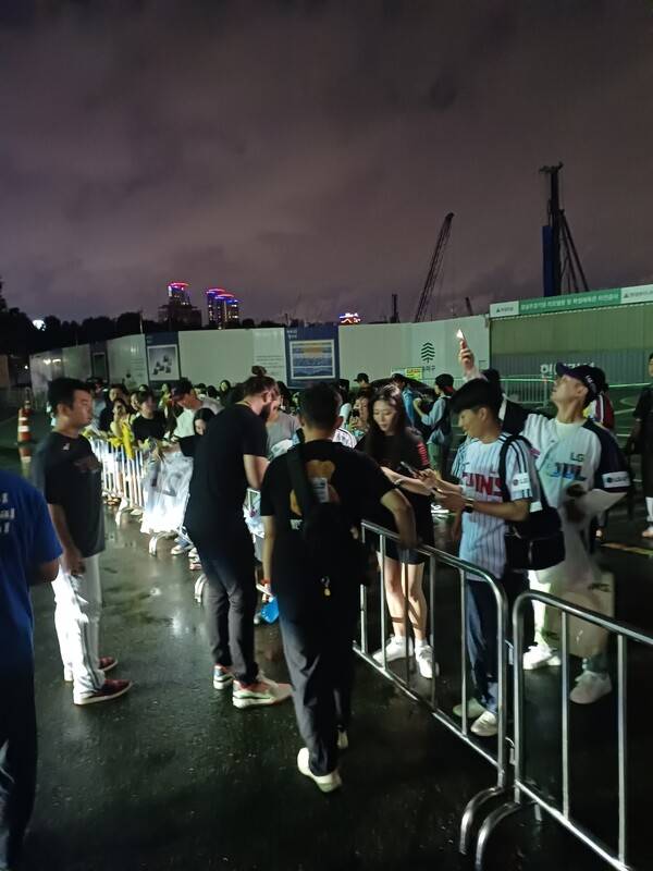 LG팬들에게 사인을 해주는 켈리. ⓒ스포츠한국 이정철 기자