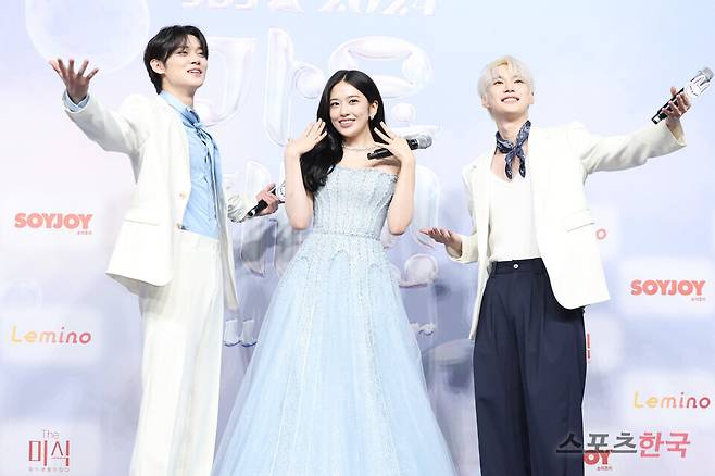 '2024 SBS 가요대전 Summer' 블루카펫 행사에 참석한 MC 투모로우바이투게더 연준, 아이브 안유진, NCT 도영. ⓒ이혜영 기자 lhy@hankooki.com