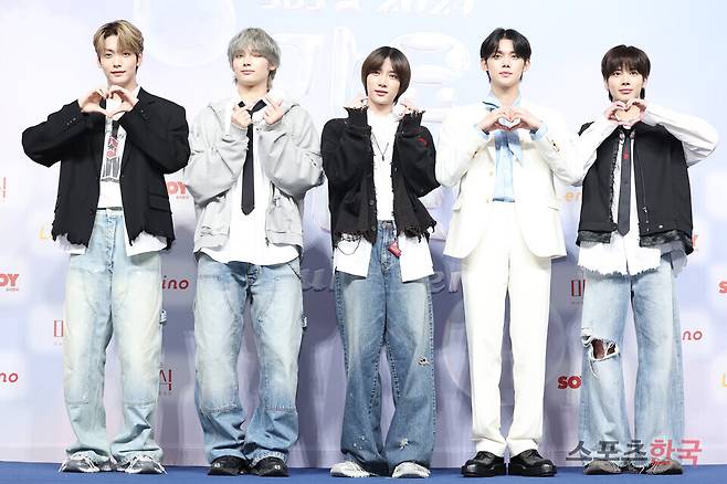 '2024 SBS 가요대전 Summer' 블루카펫 행사에 참석한 그룹 투모로우바이투게더(TOMORROW X TOGETHER) . ⓒ이혜영 기자 lhy@hankooki.com