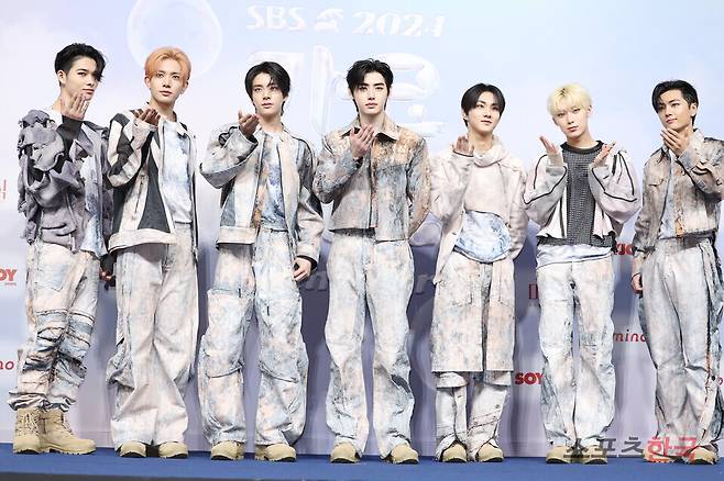 '2024 SBS 가요대전 Summer' 블루카펫 행사에 참석한 그룹 엔하이픈(ENHYPEN) . ⓒ이혜영 기자 lhy@hankooki.com