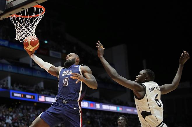 20일 NBA 슈퍼스타들로 구성된 미국 농구 올림픽 대표팀이 파리올림픽을 앞두고 열린 평가전에서 올림픽 첫 참가팀인 남수단에게 101대100 1점차 진땀승을 거뒀다. 이날 르브론 제임스가 골밑슛을 시도하는 모습. /AP 연합뉴스