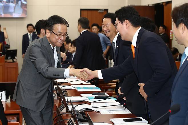 최상목 경제부총리 겸 기획재정부장관이 지난 8일 오전 서울 여의도 국회에서 열린 기획재정위원회 전체회의에 출석해 천하람 개혁신당 의원과 인사나누고 있다. /뉴스1