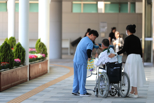 대전 서구의 한 대학병원에서 의료진이 거동이 불편한 환자의 재활 치료를 위해 함께 걷고 있다. 김영태 기자