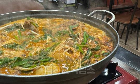 혜화 '개미식당'의 감자탕. 정래연