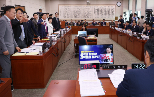 지난 19일 국회 법제사법위원회에서 열린 '윤석열 대통령 탄핵소추안 발의 요청' 국민동의 청원 관련 청문회에서 국민의힘 곽규택 의원 등이 정청래 위원장에게 항의하고 있다. 연합뉴스