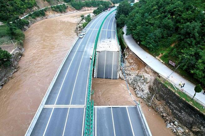 20일 중국 산시성 상뤄시 단닝고속도로의 교량 일부가 홍수로 붕괴됐다. 상뤄/AFP 연합뉴스