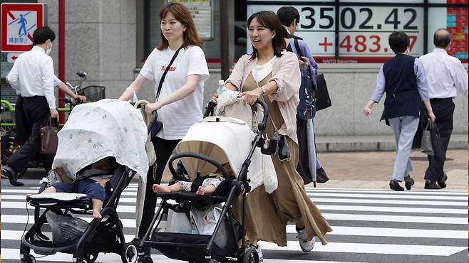 유모차 밀고 가는 일본 여성 [사진 제공: 연합뉴스]